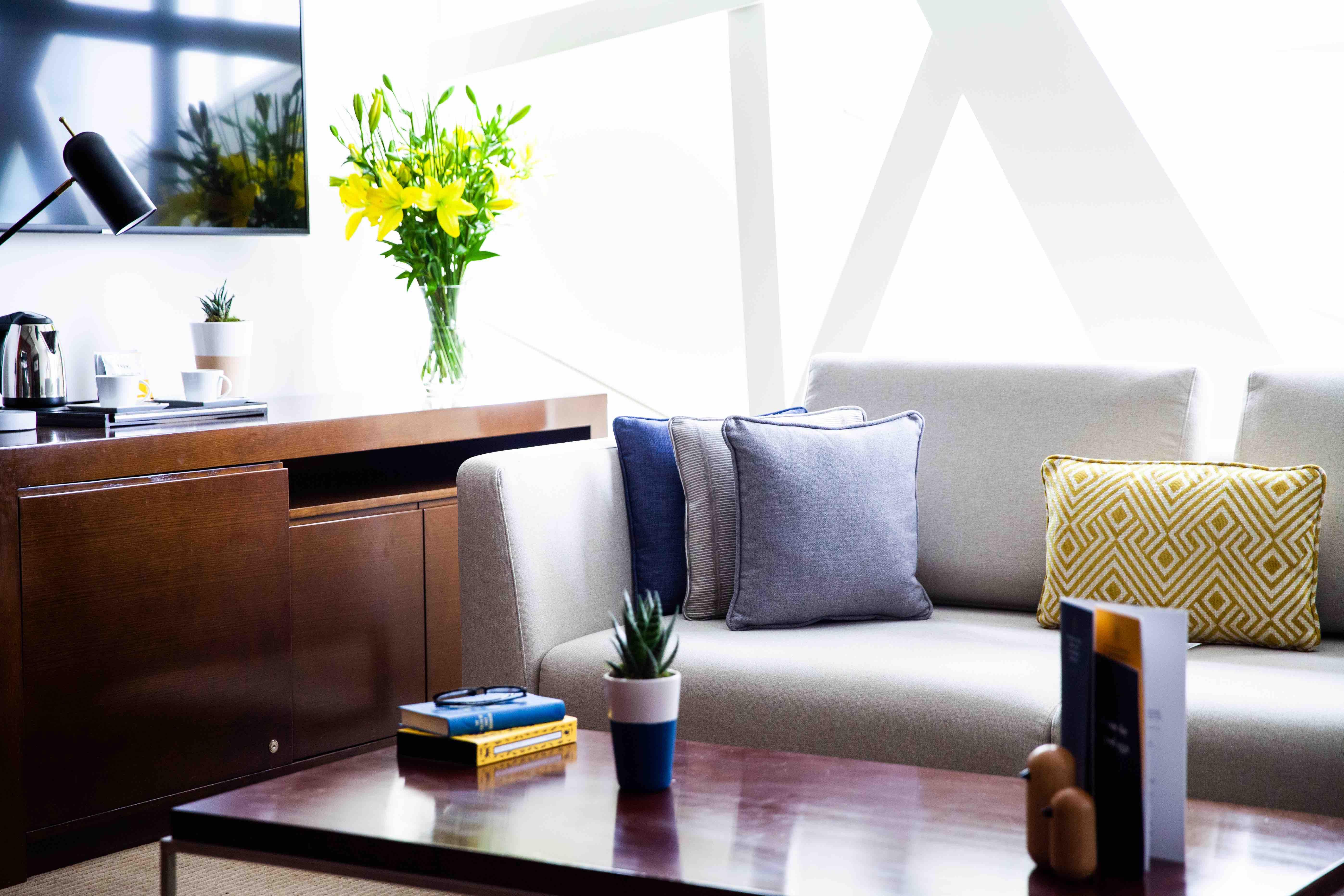 Voco Dubai By Ihg Hotel Luaran gambar A living room at the residence