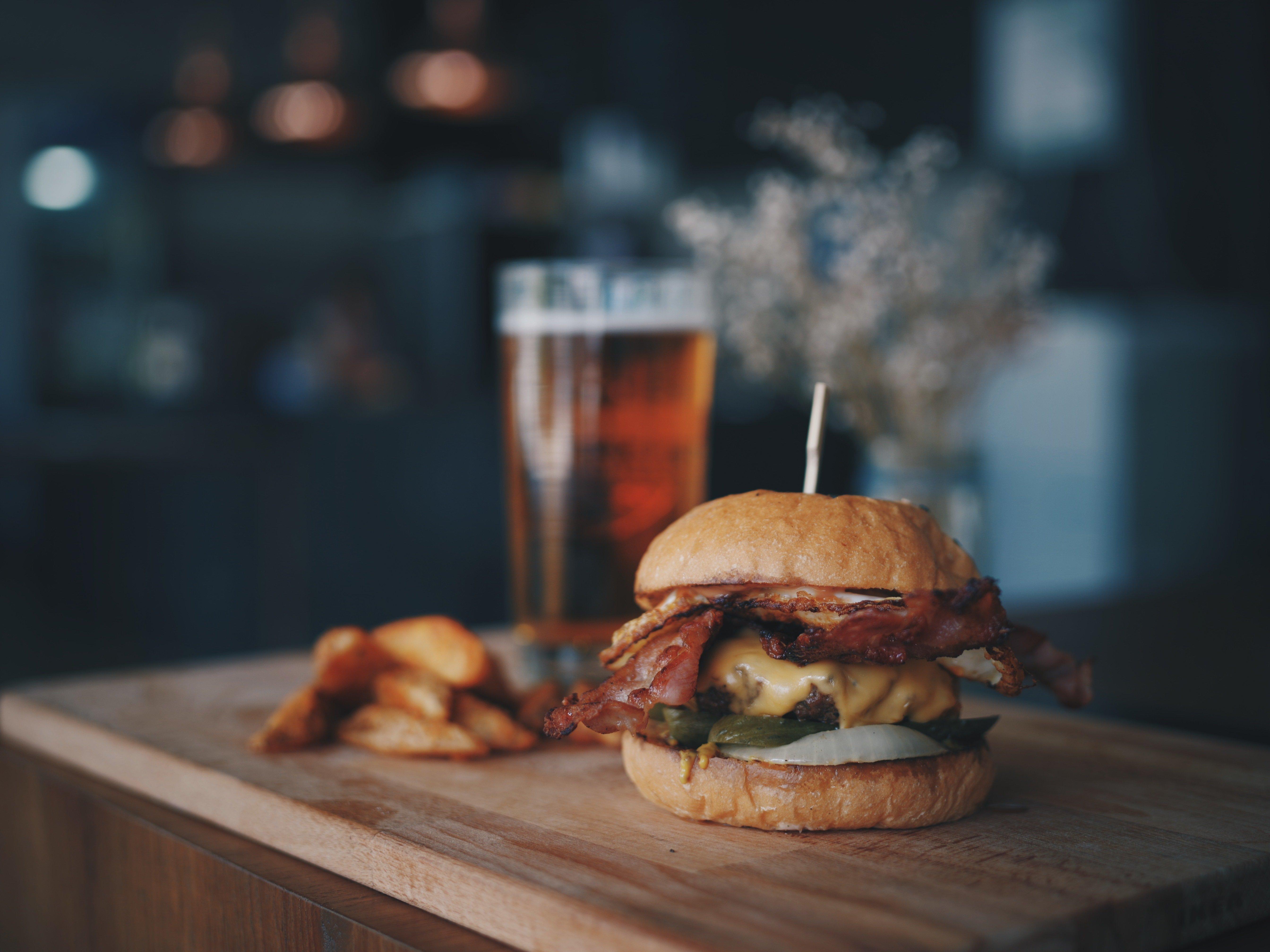 Voco Dubai By Ihg Hotel Luaran gambar A cheeseburger with bacon