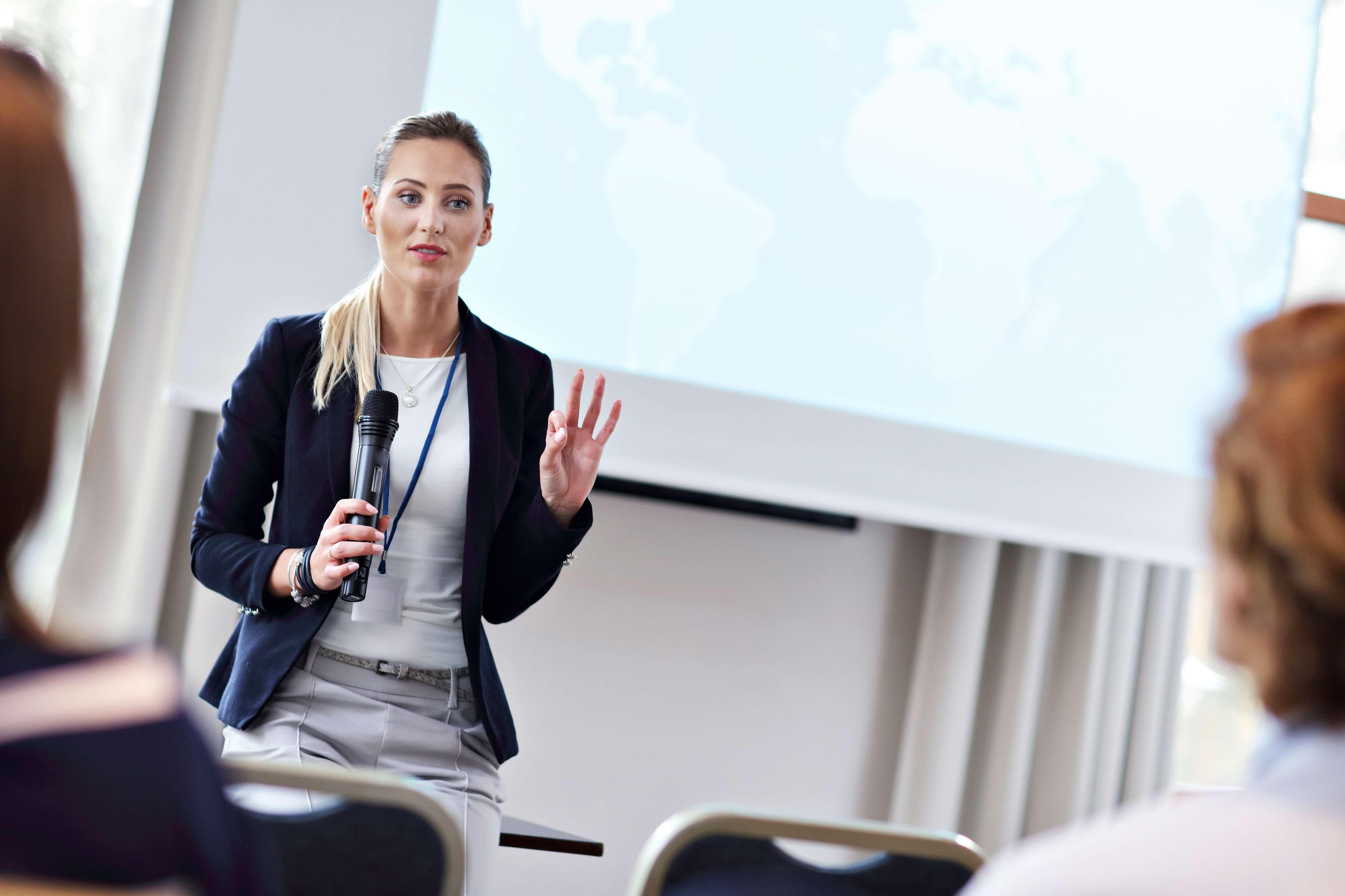 Voco Dubai By Ihg Hotel Luaran gambar A business woman presenting
