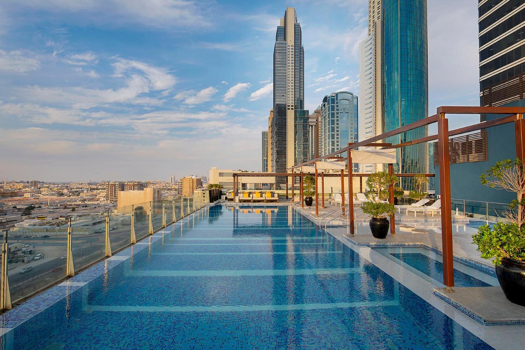 Voco Dubai By Ihg Hotel Luaran gambar Rooftop pool at the hotel