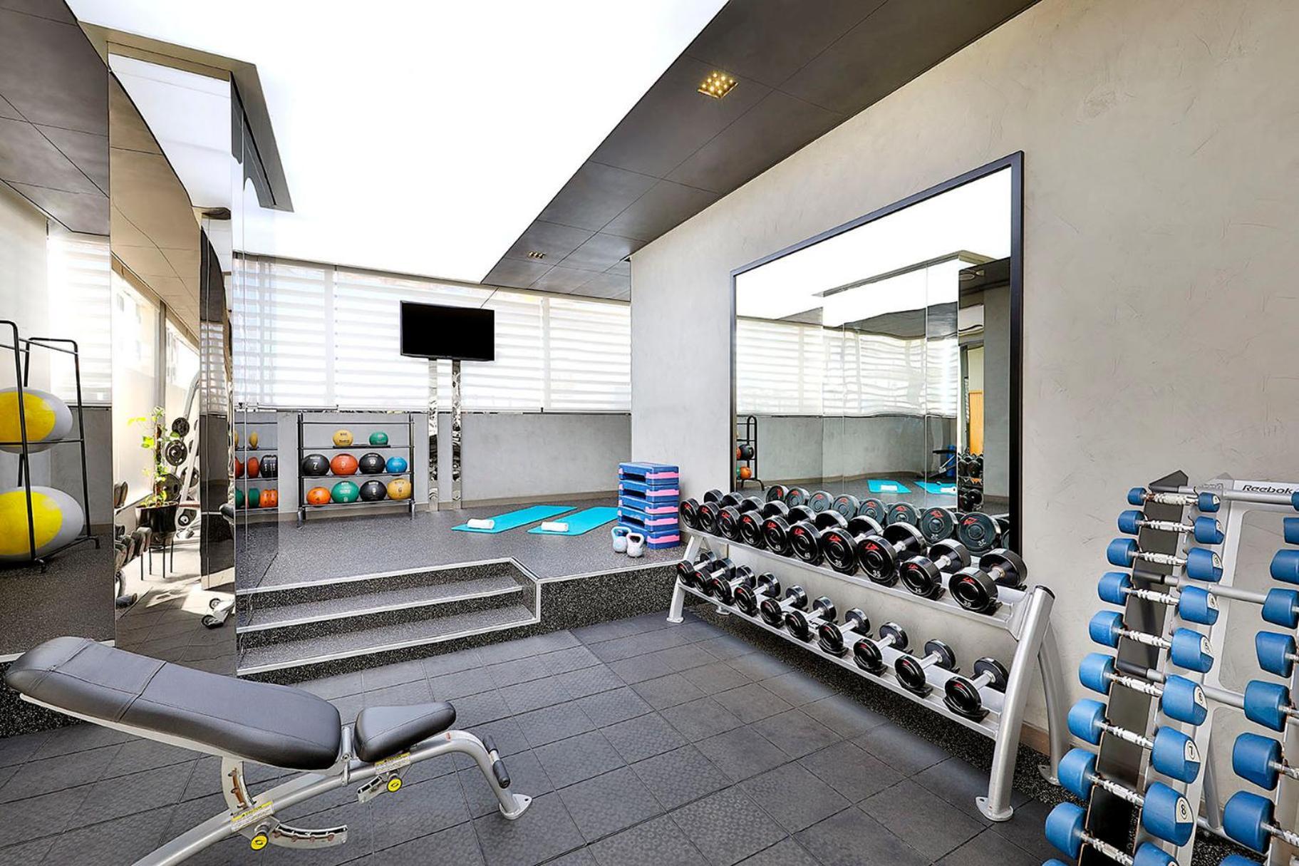 Voco Dubai By Ihg Hotel Luaran gambar The gym at the hotel