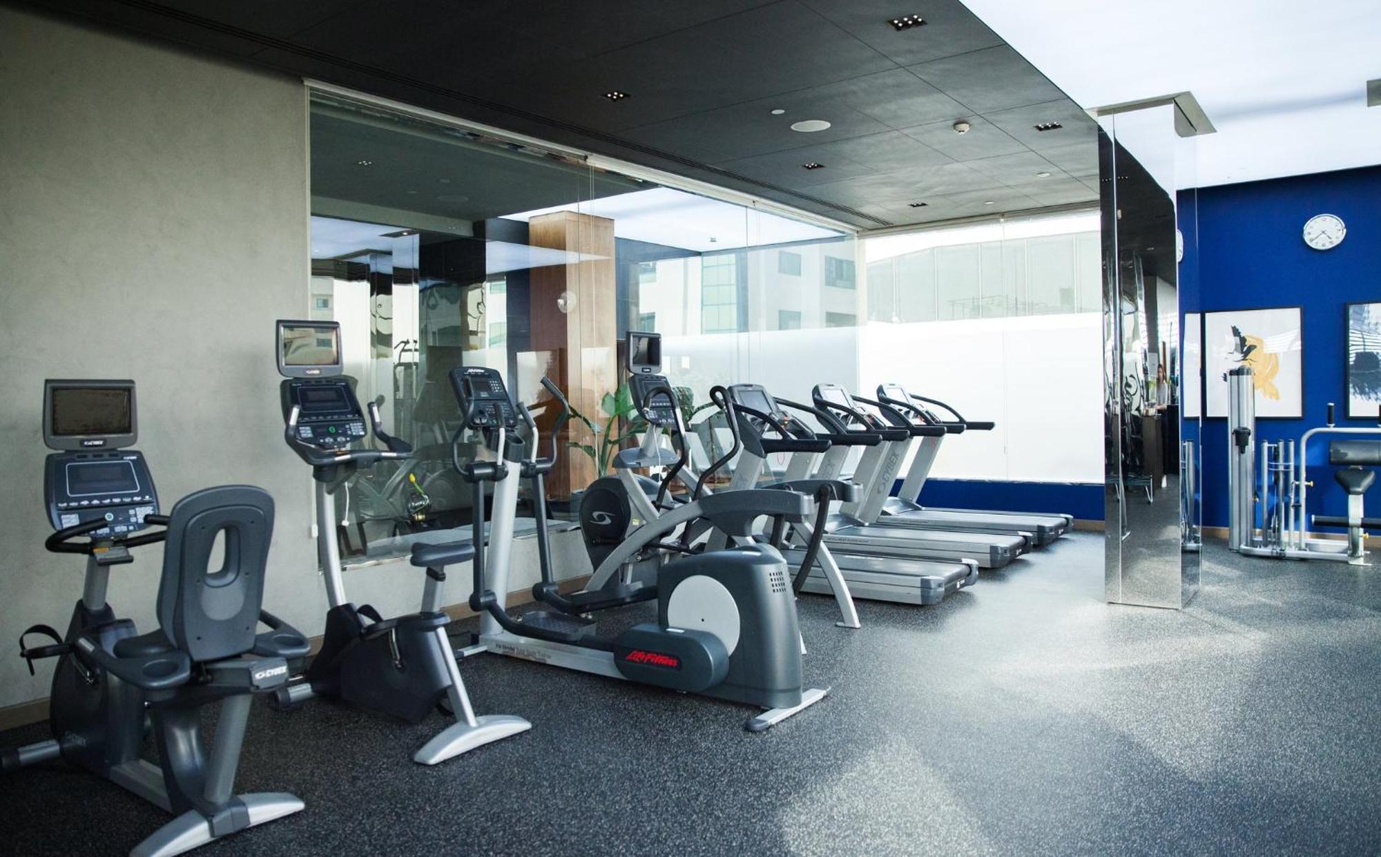 Voco Dubai By Ihg Hotel Luaran gambar A gym in a hotel